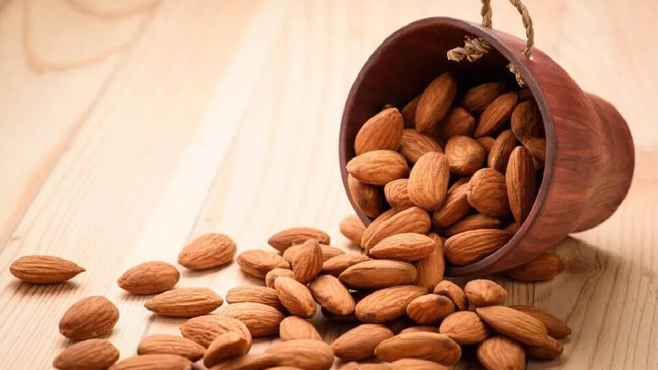 అలెర్జీల పట్ల అప్రమత్తత: కొంతమందికి నట్స్ అంటే అలెర్జీ ఉంటుంది. బాదం తిన్న తర్వాత చర్మంపై దద్దుర్లు, దురద, నోరు లేదా గొంతు వాపు, శ్వాస తీసుకోవడంలో ఇబ్బంది వంటి లక్షణాలు కనిపిస్తే వెంటనే వైద్యుడిని సంప్రదించాలి. అలెర్జీ ఉన్నవారు బాదం పప్పులకు ఎంత దూరంగా ఉంటే అంత మంచిది.
