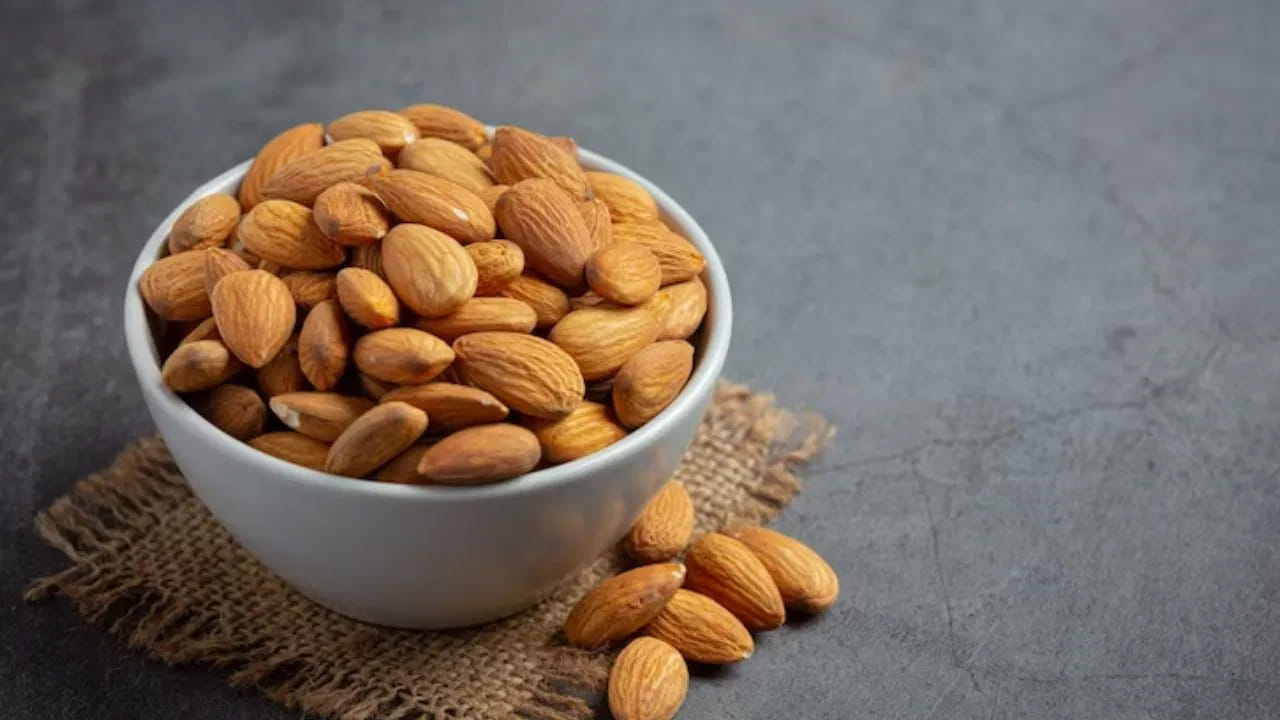 కిడ్నీలో రాళ్ల ప్రమాదం: బాదంపప్పులో ఆక్సలేట్ అనే సమ్మేళనం అధికంగా ఉంటుంది. శరీరంలో ఆక్సలేట్ పరిమాణం పెరిగితే, అది మూత్రపిండాల్లో పేరుకుపోయి రాళ్లుగా మారే ప్రమాదం ఉంది. ఇప్పటికే కిడ్నీ సంబంధిత సమస్యలు ఉన్నవారు బాదానికి దూరంగా ఉండటం లేదా వైద్యుల సలహా తీసుకోవడం ఉత్తమం.
