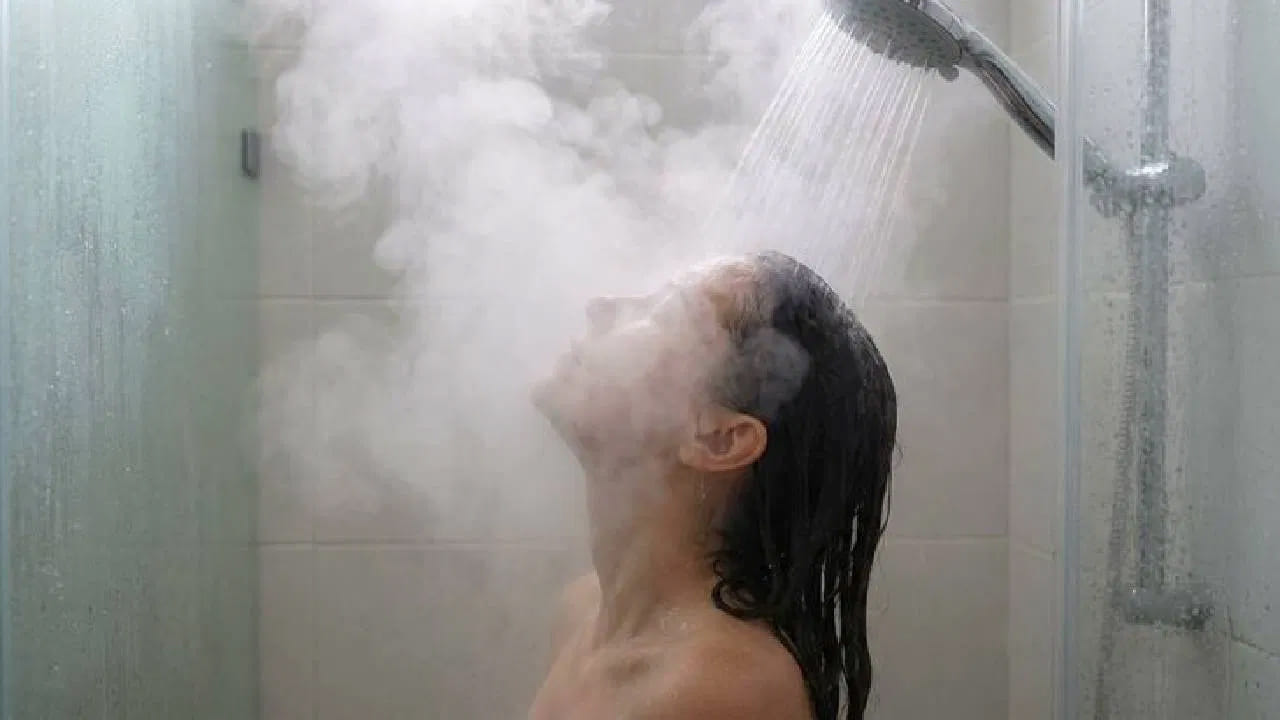 కొంప ముంచుతున్న వేడి నీటి స్నానం.. మీ జుట్టు, చర్మం వేగంగా డ్యామేజ్! కొంప ముంచుతున్న వేడి నీటి స్నానం.. మీ జుట్టు, చర్మం వేగంగా డ్యామేజ్!