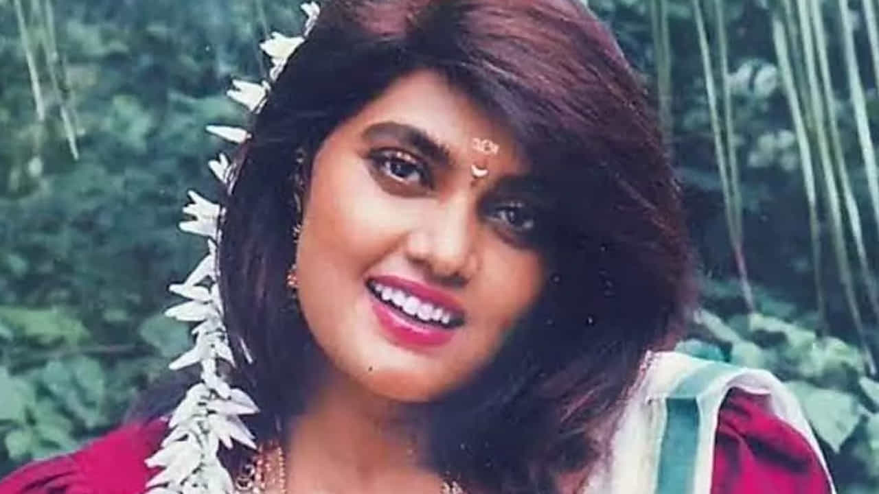 "ఇదంతా నేనే చేశాను. బాగుందా బాస్?" అని అడిగి, ఇల్లంతా చూపించి, కాఫీ ఇచ్చి బాబు మోహన్కు సిల్క్ స్మిత ఆతిథ్యం ఇచ్చింది. ఆ తర్వాత, షిఫ్టింగ్ కోసం పిలుపు రావడంతో బాబు మోహన్ అక్కడి నుంచి వెనుదిరిగారు. ఈ సంఘటన జరిగిన కేవలం ఒకటి లేదా రెండు నెలల్లోనే సిల్క్ స్మిత మరణించినట్లు బాబు మోహన్ పేర్కొన్నారు. అతడే "చంపేసిండు" అని ఆయన ఆవేదన వ్యక్తం చేశారు. ఆమె తనతో చాలా అద్భుతంగా ఉండేదని గుర్తు చేసుకున్నారు.