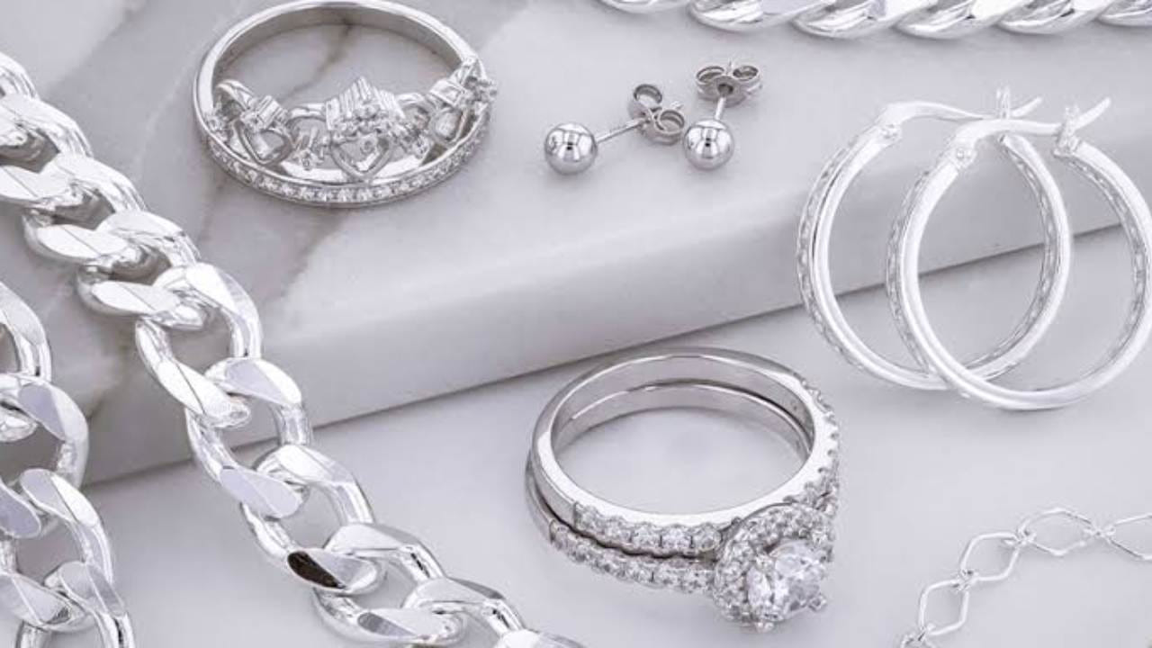 
ఏ రాశుల వారు వెండి ధరించకూడదు?

మేష రాశి (Aries) 

మేష రాశి వారు వెండి ఆభరణాలు ధరించకూడదు.  అధిపతి: కుజుడు (మార్స్) → అగ్ని స్వభావం, వెండి → చంద్రుడి లోహం → శాంతమైన స్వభావం. దీని వల్ల వచ్చే సమస్యలు.. చంచల భావాలు, ఆర్థిక నష్టం, మానసిక అస్థిరత. సిఫార్సు: వెండి ఉంగరాలు, గొలుసులు, ఇతర వెండి ఆభరణాలు ధరించకూడదు.