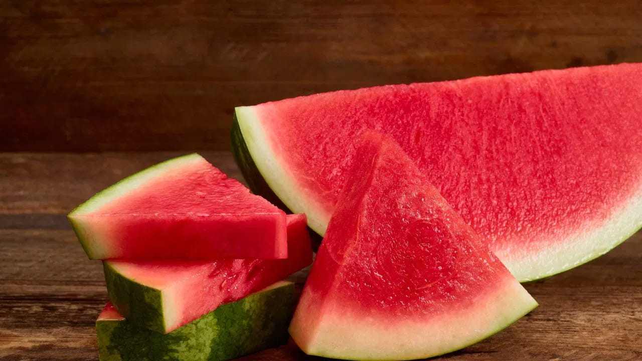 రంధ్రాలను గమనించండి: పుచ్చకాయ పైన చిన్న చిన్న రంధ్రాలు ఏవైనా ఉన్నాయేమో నిశితంగా పరిశీలించండి. ఇవి ఇంజెక్షన్లు ఇచ్చిన గుర్తులు కావచ్చు. అలాంటి పండ్లకు దూరంగా ఉండటం మంచిది.
