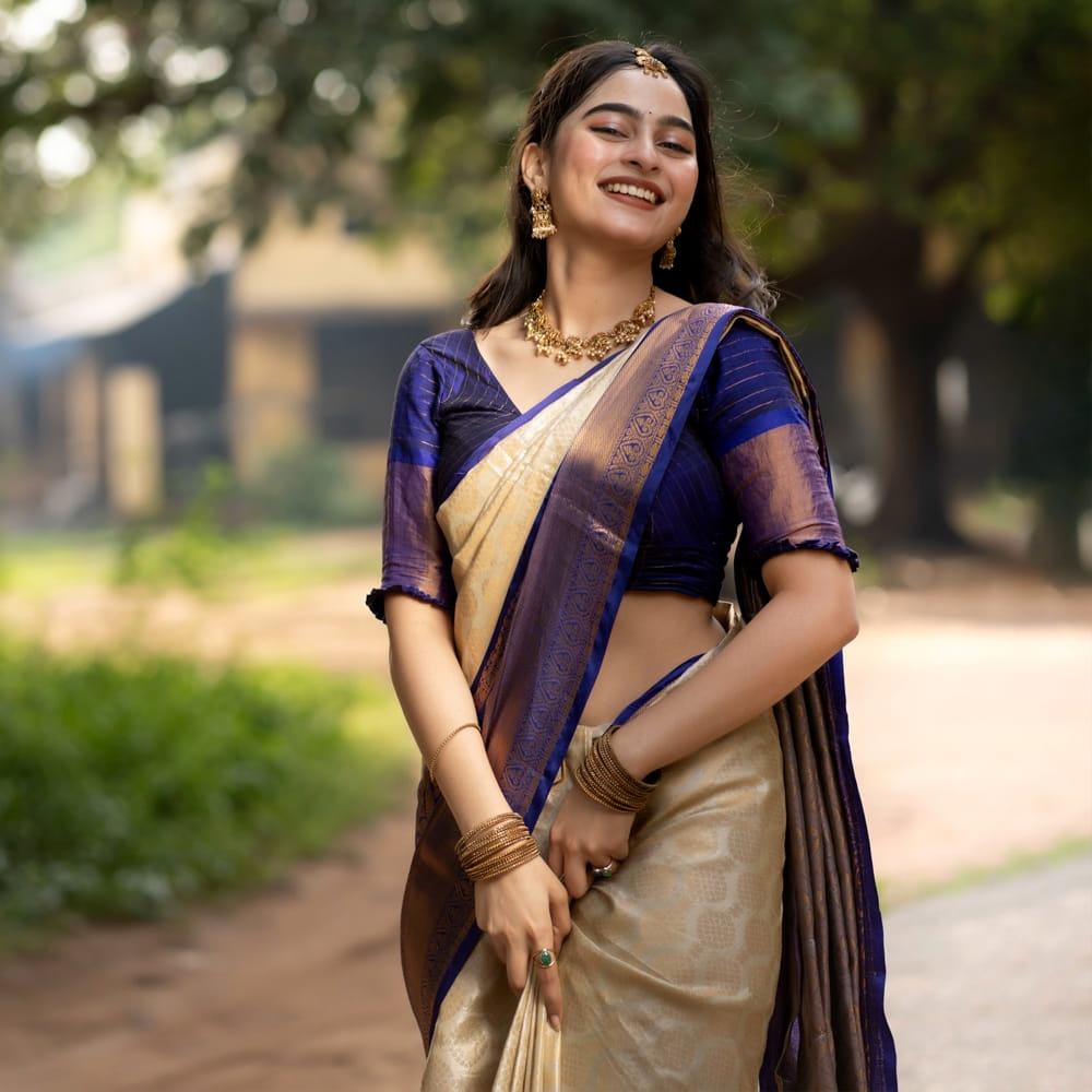 ఇక ఈ సినిమాలో ఫరియా అబ్దుల్లా  తన అందంతో కట్టిపడేసింది. ఇప్పటికీ ఈ సినిమాను ఓటీటీలో చూస్తూ ఎంజాయ్ చేస్తున్నారు అభిమానులు. కాగా ఈ సినిమాలో ప్రతీ పాత్ర ఆకట్టుకోగా ఇప్పుడు ఓ అమ్మడి గురించి నెటిజన్స్ గూగుల్ లో గాలిస్తున్నారు.