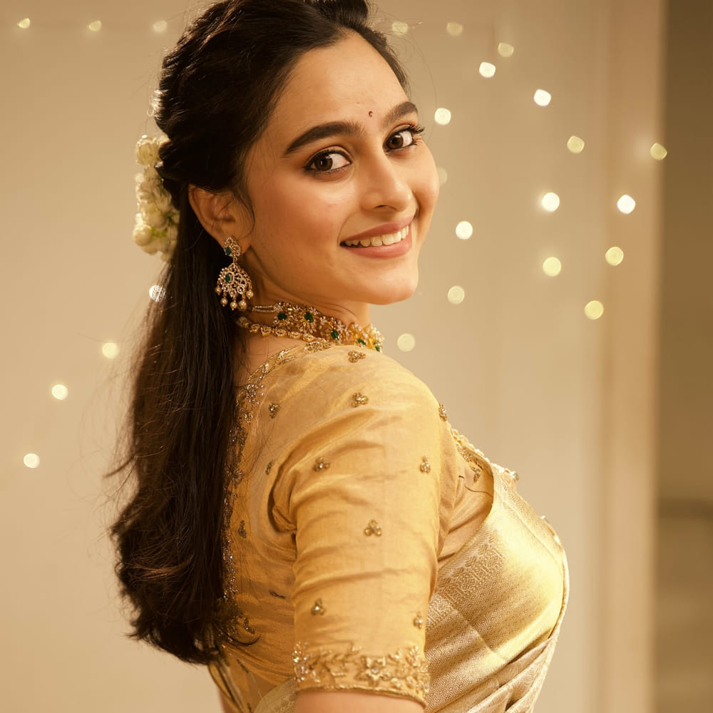 ఇన్‌స్టాలో రీల్స్ ద్వారా ఫేమస్ అయిన ఈ బ్యూటీకి.. ఇదే మొదటి తెలుగు చిత్రం. ఇన్‌స్టాలో మాంచి ఫాలోయింగ్ సంపాదించిన ఈ చిన్నది.. ఎప్పటికప్పుడు లేటెస్ట్ ఫోటోలు షేర్ చేస్తూ ఫాలోవర్స్‌ను అలరిస్తోంది. ఈ అమ్మడి ఫోటోలకు నెటిజన్స్ క్రేజీ కామెంట్స్ చేస్తున్నారు.