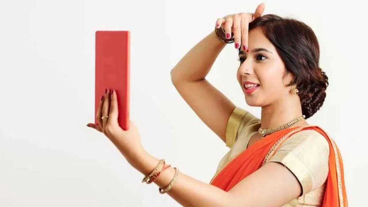 మధ్య వేలు : కొంత మంది చూపుడు వేలుతో బొట్టు పెట్టుకుంటే, మరికొంత మంది మధ్య వేలుతో బొట్టు పెట్టుకుంటారు. అయితే ఈ మధ్య వేలుతో బొట్టు పెట్టుకోవడం శని గ్రహానికి సంబంధించినది. మధ్య వేలితో బొట్టు పెట్టుకోవడం వలన మానసిక ప్రశాంతత కలుగుతంది. అంతే కాకుండా ప్రశాంతత నెలకుంటుంది.