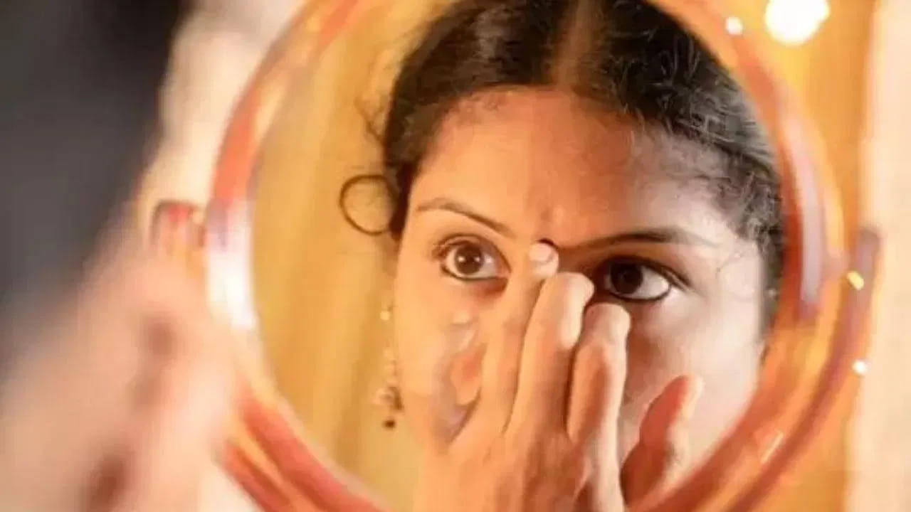 ఉంగరపు వేలు : చాలా వరకు పెద్దవారు ఎక్కువగా ఉంగరపు వేలుతో బొట్టు పెట్టుకుంటారు. అయితే ఈ ఉంగరం వేలుతో బొట్టు పెట్టుకోవడం అనేది ఆత్మవిశ్వాసానికి సంబంధించినది. ఇది ధనాకర్షణను పెంచుతుంది. అంతే కాకుండా ఆధ్యాత్మిక పరంగా కూడా కలిసి వస్తుంది.