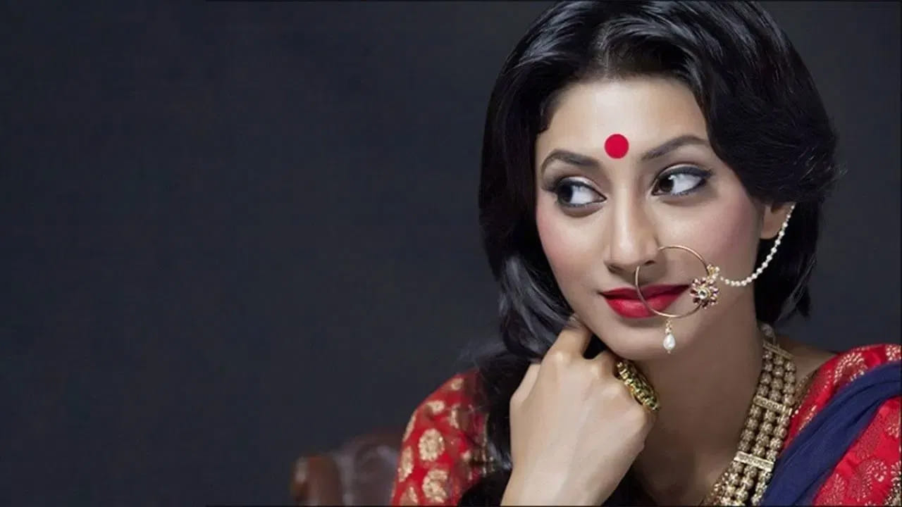 చిటికెన వేలు : చిటికెన వేలు బుధ గ్రహం, జలతత్వంతో సంబంధం కలిగి ఉంటుంది. చాలా తక్కువ మంది ఈ వేలుతో తిలకం పెట్టుకుంటారు. కానీ ఈ వేలుతో బొట్టు పెట్టుకోవడం వలన ఆత్మ విశ్వాసం పెరుగుతుందంట.