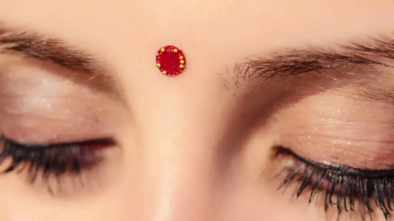 చూపుడు వేలు: చూపుడు వేలుతో బొట్టు పెట్టుకోవడం గురు గ్రహానికి సంబంధించినది. చూపుడు వేలుతో బొట్టు పెట్టుకోవడం అనేది సంపద ,విజయాన్ని సూచిస్తుంది. ఎవరు అయితే ఎక్కువగా చూపుడు వేలుతో బొట్టు పెట్టుకుంటారో వారికి వృత్తి పరమైన విజయాన్ని అందుకుంటారని చెబుతున్నారు నిపుణులు. ఇది శుభప్రదమైన సంకేతాలను ఇస్తుందంట.