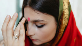 బొట్టు పెట్టుకుంటున్నారా?ఏ వేలితో పెట్టుకుంటే ఎలాంటి ఫలితం ఉంటదంట