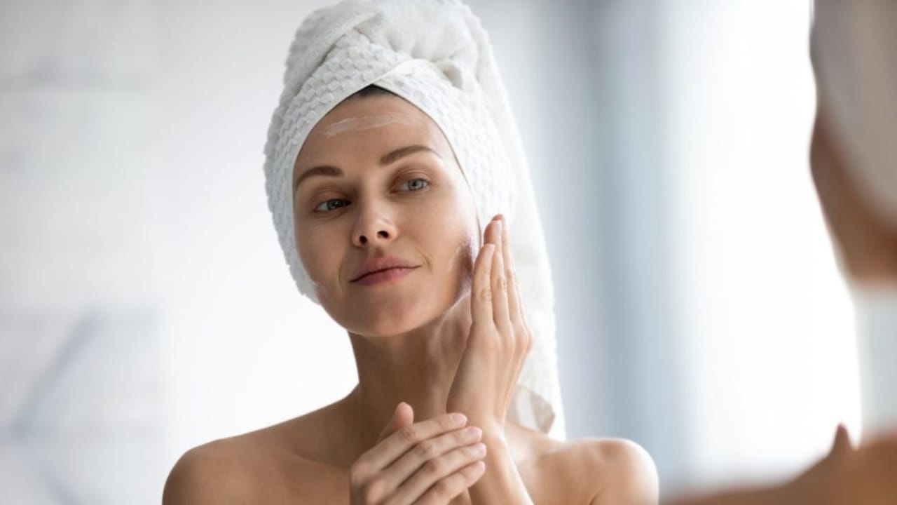 ఇలా చేస్తే నేచురల్ గ్లో! కరీనా కపూర్ డైటీషియన్ షేర్ చేసిన ‘ఘర్ కా స్టఫ్’ చిట్కాలు