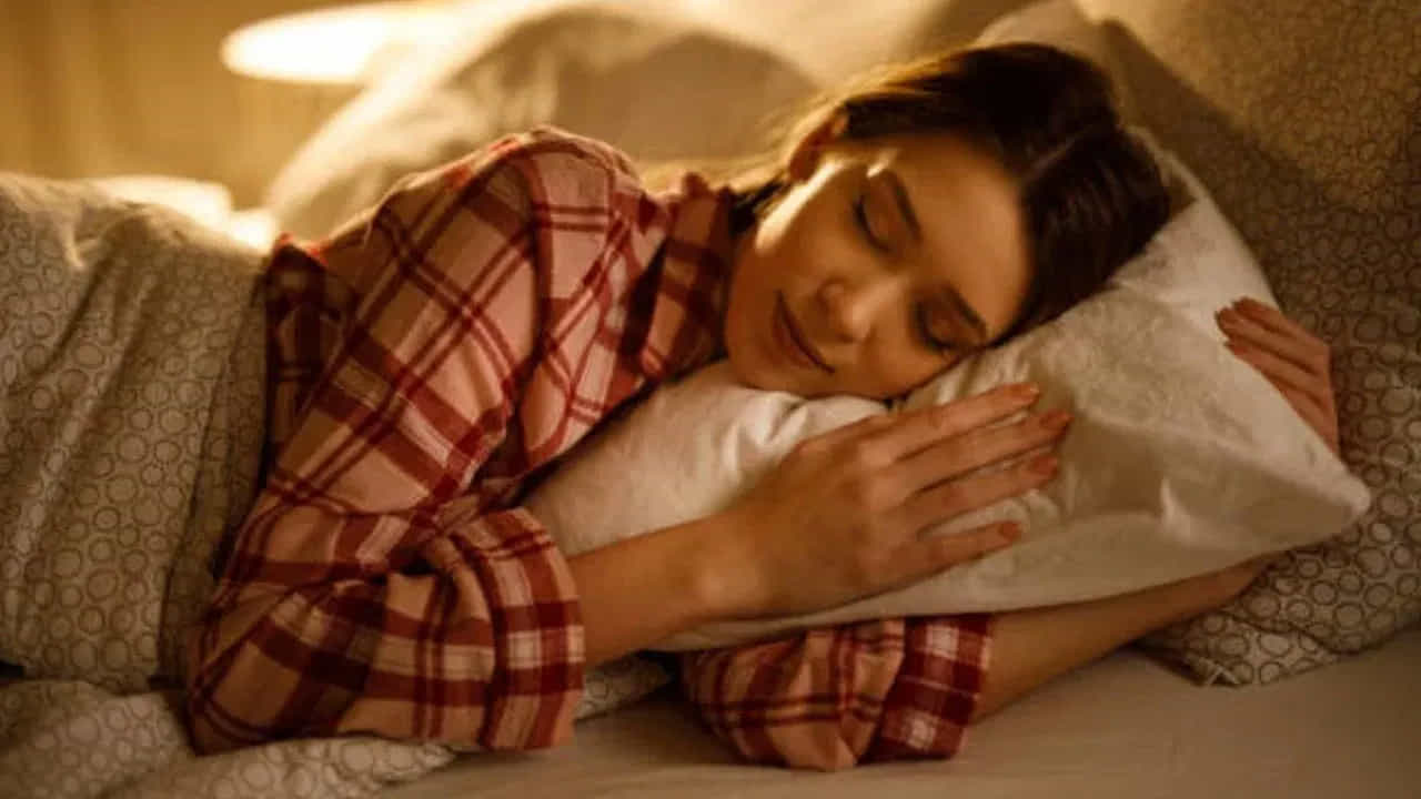 Best Sleep Direction: మనం సాధారణంగా కెరీర్, ఆరోగ్యం, ఆర్థిక పరిస్థితి వంటి విషయాల గురించి ఎక్కువగా ఆలోచిస్తూ వాటిని మెరుగుపరచడానికి కృషి చేస్తుంటాం. కానీ మన రోజువారీ చిన్న అలవాట్లకూ వాస్తు శాస్త్రంతో గాఢమైన సంబంధం ఉందని చాలా మందికి తెలియదు. ఇంట్లో ఉన్న ప్రతి వస్తువు దిశ, స్థానం మన జీవితంపై ప్రభావం చూపుతుందని వాస్తు శాస్త్రం చెబుతుంది.