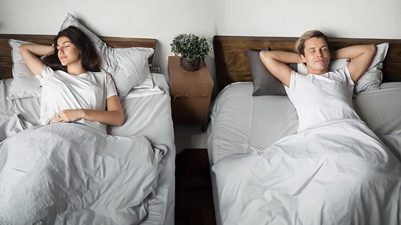 స్లీప్ డివోర్స్ అనే కొత్త ట్రెండ్ ప్రతి ఒక్కరి దృష్టిని ఆకర్షిస్తుంది. ముఖ్యంగా ఇది భారతదేశంలో ముందంజలో ఉన్నట్లు కనిపిస్తుంది. ఇక స్లీప్ డివోర్స్ అంటే, ఒకే రూమ్‌లో కాకుండా, వారి వారి నిద్రనాణ్యతను మెరుగు పరుచుకోవడానికి వేరు వేరు గదుల్లో నిద్రించడాన్ని  స్లీప్ డవోర్స్ అంటారు. అయితే తాజా నివేదికలో భారత దేశంలో సగంపైగా జంటలు స్లీప్ డివోర్స్ తీసుకొని, వేరు వేరు గదుల్లో నిద్రిస్తున్నట్లు వెల్లడైంది.