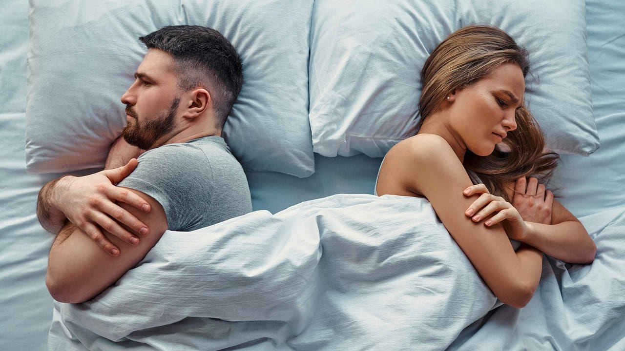 ముఖ్యంగా గురక, నిద్ర షెడ్యూల్స్, గదిలో లైటింగ్, బెడ్ రూమ్ వాతావరణం, పని ఒత్తిడి, జీవనశైలి వంటి పలు కారణాలు ఈ స్లీప్ డివోర్స్‌కు కారణం అవుతున్నాయంట. అయితే కాస్త ఇబ్బందికరంగా, ఆందోళన సృష్టించే విధంగా ఉన్నప్పటికీ దీని వలన బంధంలో ఎలాటి చీలికలు రావని చెబుతున్నారు నిపుణులు.