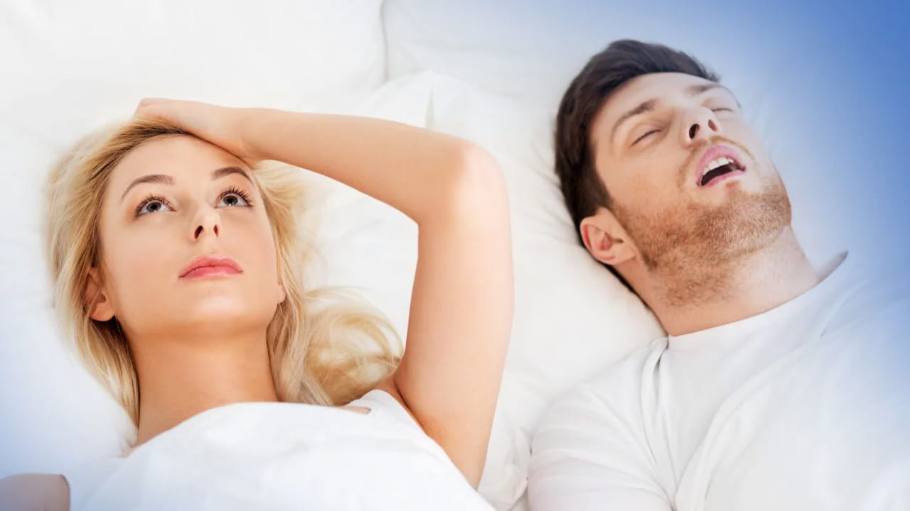 నిద్ర అనేది ఆరోగ్యానికి చాలా అవసరం. ఇది మీ పూర్తి ఆరోగ్యంపై ప్రభావం చూపుతుంది.  సరిగ్గా నిద్ర లేకపోవడం, కొన్ని సార్లు సంబంధాల అసంతృప్తికి కారణం అవుతుంది, అధిక ఒత్తిడి బంధాల్లో సమస్యలను సృష్టిస్తుంది. అందుకే ప్రతి ఒక్కరికీ విశ్రాంతి అనేది అవసరం, ముఖ్యంగా ఒత్తిళ్లు , జీవన శైలి, వర్క్ ఇవన్నీ కూడా నిద్ర పై ప్రభావం చూపుతాయి కాట్టి, స్లీప్ డివోర్స్ అనేది, ఆరోగ్యం, శ్రేయస్సు, మానసిక ప్రశాంతతను అందిస్తుందంట. వీటి కోసం విడి విడిగా నిద్రిస్తారు, ఇది ఆరోగ్యంపై సానుకూల ప్రభావం చూపుతుందంట.