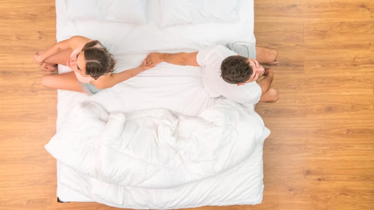 ఆరోగ్యకరమైన జీవనశైలిలో నిద్ర అనేది కీలక పాత్ర పోషిస్తుంది. నిద్ర ఆరోగ్యం పై అవగాహన పెరిగే కొద్ది చాలా మంది స్లీప్ డివోర్స్ పై ఆసక్తి చూపుతున్నారు. దీని వలన దాదాపు మూడింటి ఒక వంతు జంటలు విడి విడిగా నిద్రించడానికి ప్రయత్నిస్తున్నారని తేలింది. అయితే కొందరు ఇది బంధంలో చీలికలకు కారణం అవుతుందని భయపడుతుంటారు, కానీ అలాంటి పరిస్థితి‌కి కారణం కాదు, ఆరోగ్యకరమైన జీవన శైలిలో మాత్రమే ఇది కీలకంగా ఉంటుందంట.