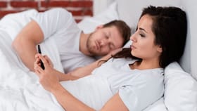 గురక, ఆఫీస్ ఒత్తిడి.. నిద్ర కోసం దూరంగా ఉంటున్న జంటలు!