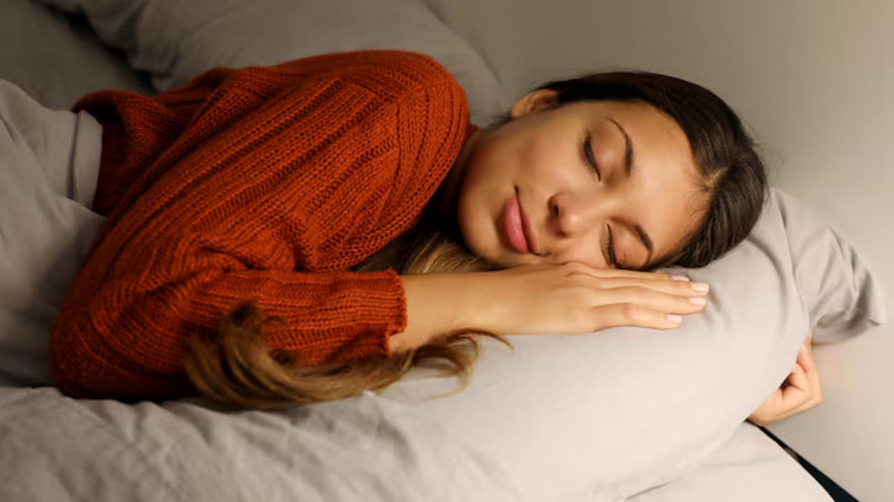 ఇంకా చేతిని తలకింద పెట్టుకుని లేదా గట్టిగా వంగి పడుకునే భంగిమ కూడా ఆరోగ్యానికి మంచిది కాదని నిపుణులు చెబుతున్నారు. ఇలా పడుకున్నప్పుడు రక్త ప్రసరణ సరిగా జరగక చేతులు, భుజాలు నొప్పి కలిగే అవకాశం ఉంటుంది. ఉదయం లేవగానే శరీరం అలసటగా అనిపించడానికి ఇదే కారణమవుతుంది.