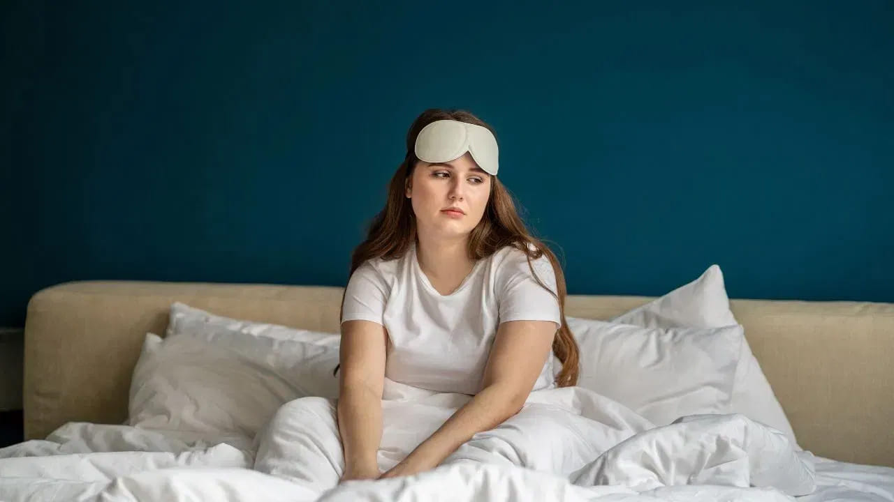 రాత్రి నిద్ర లేక ఇబ్బందిపడుతున్నారా? ఈ కారణాలు మిస్ అవ్వకండి!