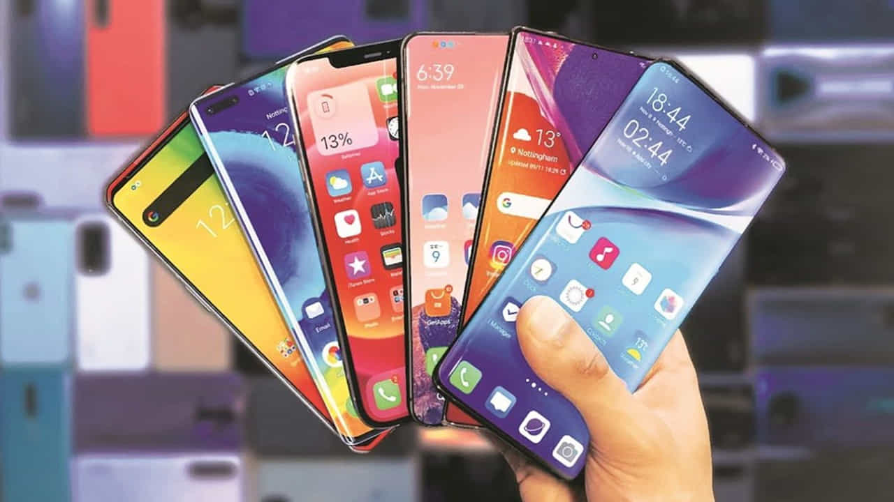 కొత్తగా స్మార్ట్ఫోన్లు కొనుగోలు చేయాలనుకునేవారికి బ్యాడ్ న్యూస్. మార్చి 1 నుంచి కొన్ని బ్రాండ్ల స్మార్ట్ ఫోన్ ధరలు భగ్గుమన్నాయి. ఈ మేరకు ధరలను పెంచుతూ తయారీ కంపెనీలు నిర్ణయం తీసుకున్నాయి. ఇప్పటికే శాంసంగ్, వివో, ఐకూ కంపెనీలు ఆదివారం నుంచి ఫోన్ల ధరలను భారీగా పెంచుతూ నిర్ణయం తీసుకున్నాయి. ఇప్పుడు అదే బాటలో మరికొన్ని కంపెనీలు కూడా నడిచాయి.