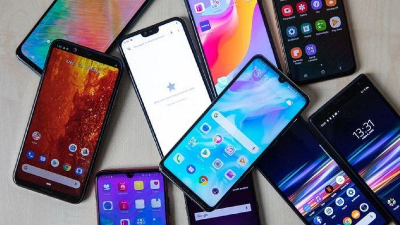 చైనా కంపెనీలైన రెడ్ మీ, పోకో కూడా స్మా్ర్ట్ ఫోన్ల ధరలను మార్చి 1 నుంచి పెంచుతున్నట్లు ప్రకటించేశాయి. ప్రముఖ బ్రాండ్ల స్మార్ట్ ఫోన్ ధరలన్నీ పెరగడంతో కొనుగోలుదారులకు షాక్ తగిలినట్లయింది. ఈ కంపెనీల ఫోన్ల ధరలు వేరియెంట్‌ను బట్టి రూ.వెయ్యి నుంచి రూ.2,500 వరకు పెంచాయి. 
