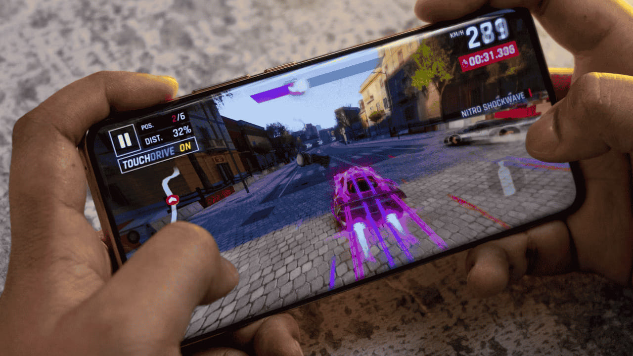 ఏఐ డేటా సెంటర్ల డిమాండ్, మెమెరీ చిప్‌ల కొరత వల్ల మొబైల్స్ తయారు చేసేందుకు కంపెనీకు ఖర్చు పెరిగింది. దీంతో ఈ ఖర్చును కస్టమర్లకు బదిలీ చేస్తున్నాయి. వివో టీ4, ఐక్యూ జడ్ 10 సిరీస్ ఫోన్లపై గరిష్టంగా వేరియెంట్‌ను బట్టి రూ.వెయ్యి నుంచి రూ.2,500 వరకు ఈ నెల నుంచి పెంచాయి