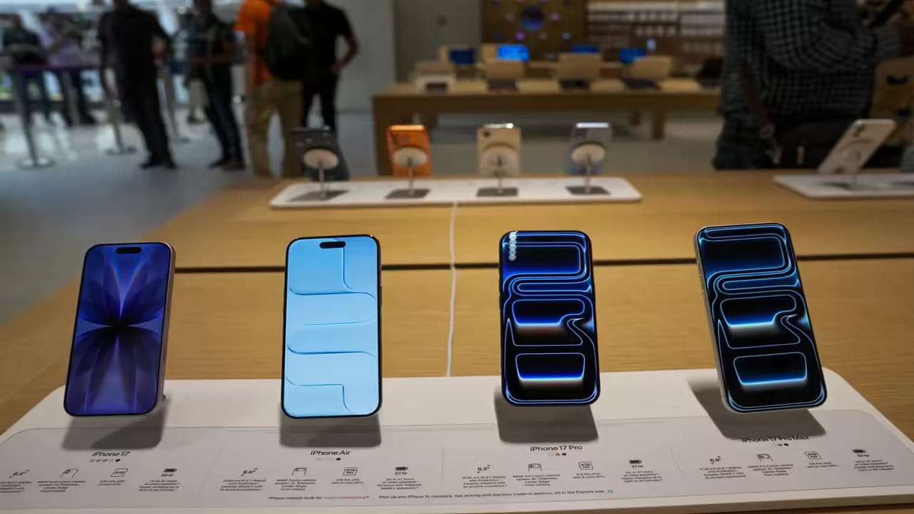 ఇక శాంసంగ్ ఎఫ్ 17,ఏ 36, ఏ 56 మోడల్ స్మార్ట్ ఫోన్లపై రూ.2 వేల వరకు పెంచింది. ఇక పోకో సీ 75 మోడల్ ఫోన్‌పై రూ.2 వేలు పెంచింది. ప్రస్తుతం ఈ మోడల్ ఫోన్ 4జీబీ+64జీబీ వేరియెంట్ ధర రూ.8,499గా ఉండగా.. ఇక నుంచి రూ.10,999కి విక్రయించనున్నారు. ఇక 4జీబీ+128జీబీ వేరియెంట్ ధర కూడా రూ.2 వేలకు పెరిగింది.
