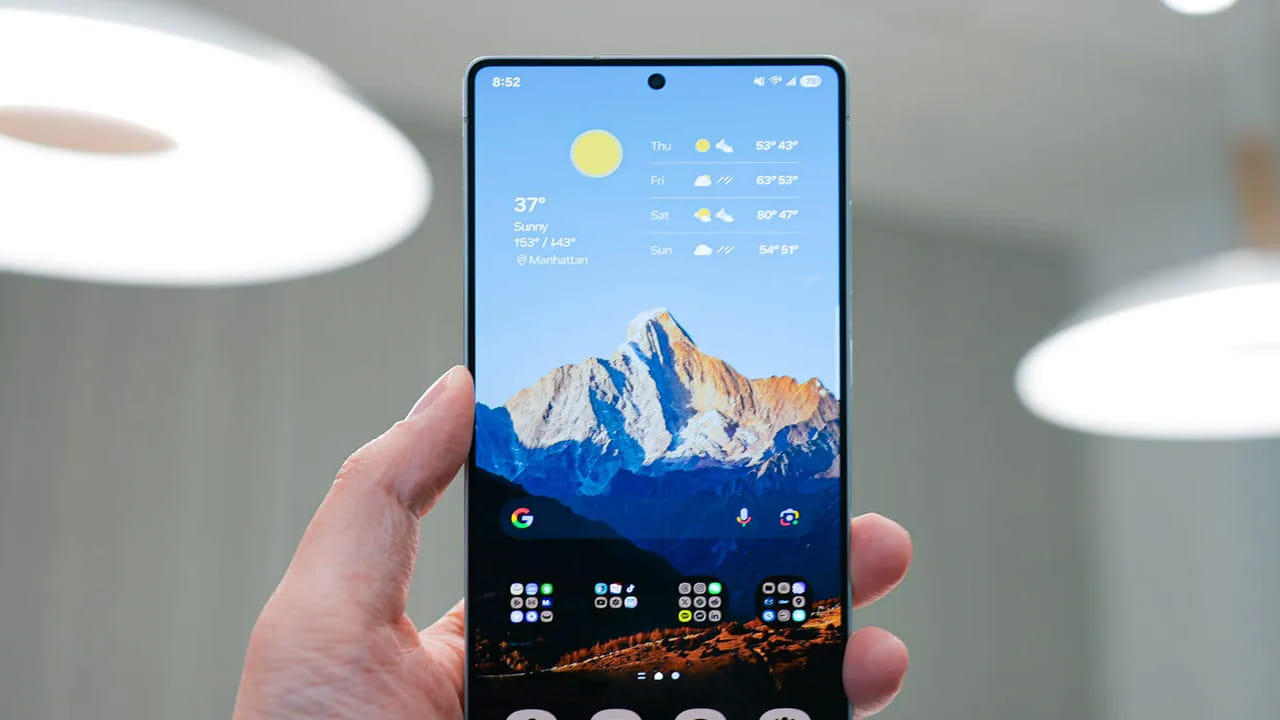 సామాన్య, మధ్యతరగతి ప్రజలకు పిడుగులాంటి వార్త. స్మార్ట్‌ఫోన్, టీవీ, ఏసీల ధరలు భారీగా పెరుగుతున్నాయి. గత ఏడాదిలో కేంద్రం జీఎస్టీ రేట్లను తగ్గించడంతో వీటి ధరలు దిగొచ్చి సామాన్యులకు ఊరట కలిగించాయి. జీఎస్టీ రేట్ల తగ్గింపుతో పాటు దేశంలోనే తయారుచేయడం, టెక్నాలజీ పెరగడం వల్ల ధరలు తగ్గాయి. ఇక కేంద్రం ఎలక్ట్రానిక్ వస్తువులపై దిగుమతి సుంకాలను తగ్గించడం వల్ల కూడా  ధరలు తగ్గుతూ వచ్చాయని చెప్పవచ్చు. కానీ ఇప్పుడు సీన్ రివర్స్ అయింది