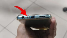 మీ ఫోన్ కింది భాగంలో ఈ రంధ్రాలు ఎందుకు ఉంటాయో తెలుసా?