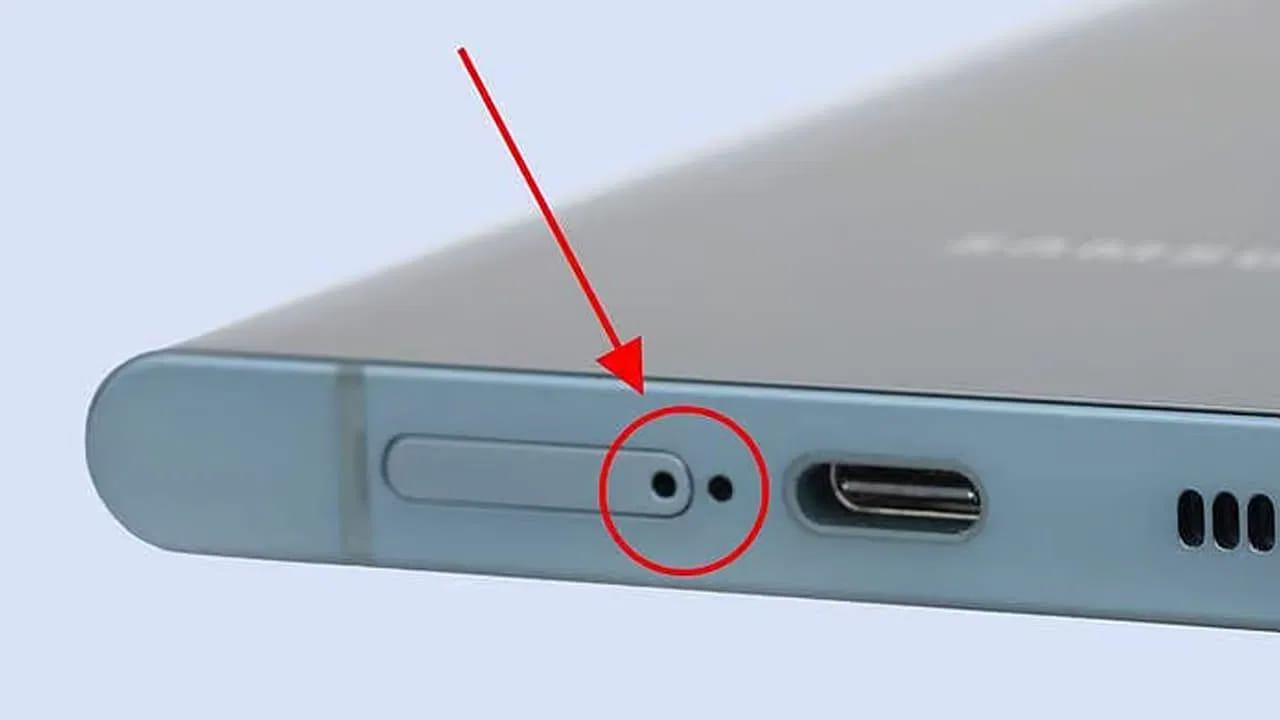 చాలా మంది ఇది కేవలం ఒక డిజైన్ లేదా ఫోన్‌ను రీసెట్ చేసే బటన్ అని అనుకుంటారు. కానీ సాంకేతిక పరిభాషలో దీనిని నాయిస్-క్యాన్సిలింగ్ మైక్రోఫోన్ అని అంటారు. ఫోన్‌లో మాట్లాడేటప్పుడు ఫోన్‌లోని ప్రధాన మైక్రోఫోన్ మన స్వరాన్ని రికార్డ్ చేస్తుంది. అదే సమయంలో ఈ చిన్న రంధ్రం (రెండవ మైక్రోఫోన్) మన చుట్టూ ఉన్న ట్రాఫిక్ శబ్దం, గాలి, ఇతరులు మాట్లాడుకోవడం వంటి శబ్దాలను రికార్డ్ చేస్తుంది.