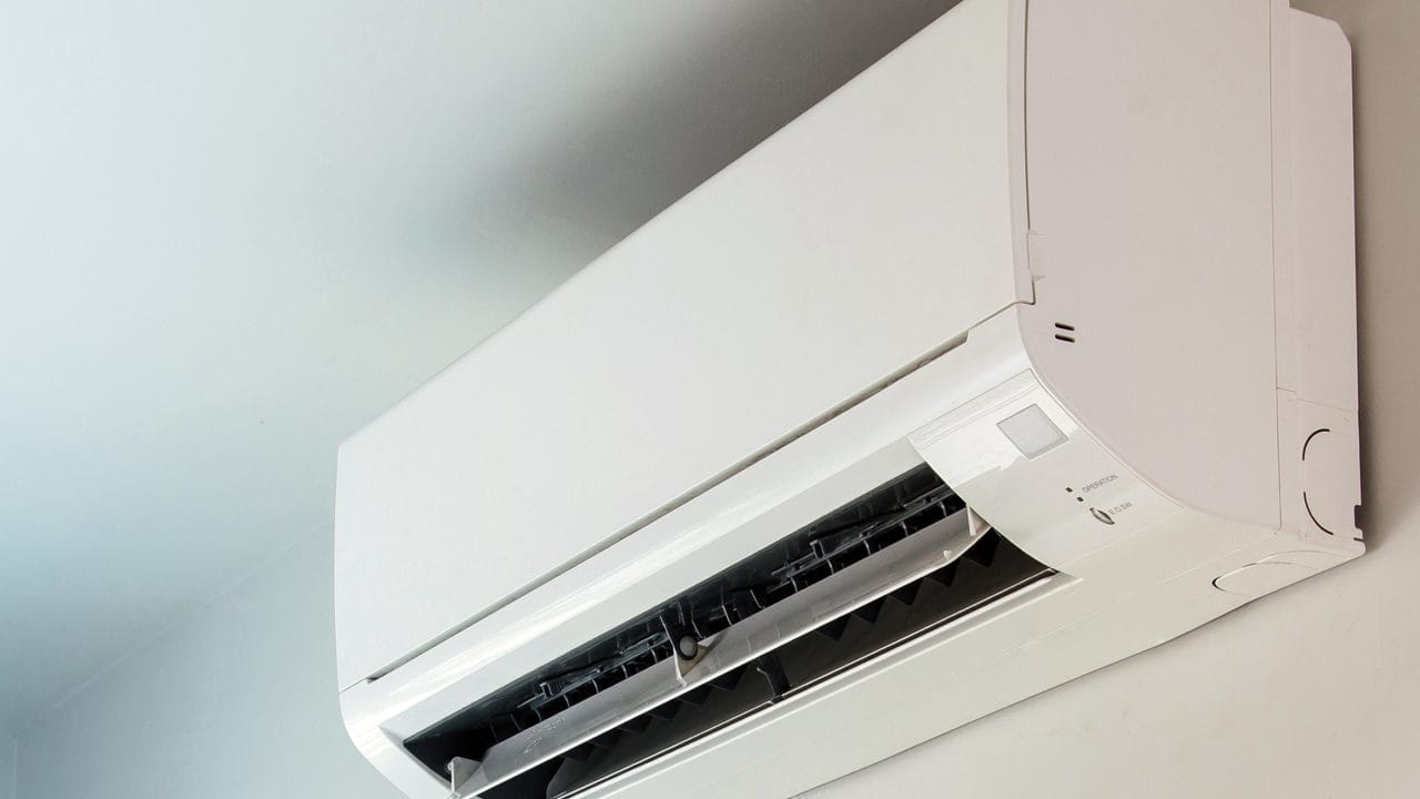 ఇక 1.5 టన్నుల 3 స్టార్ ఏసీల ధరలు గత ఏడాది రూ.32 వేలుగా ఉండగా.. ఇటీవల రూ.34 వేలకు చేరుకున్నాయి. ఇక ఏప్రిల్‌లో రూ.40 వేల వరకు చేరుకోవచ్చని అంటున్నారు. ఇదే జరిగితే సమాన్య, మధ్యతరగతి ప్రజలకు షాకింగ్‌గా చెప్పవచ్చు. దీని వల్ల సేల్స్ పడిపోనున్నాయి.
