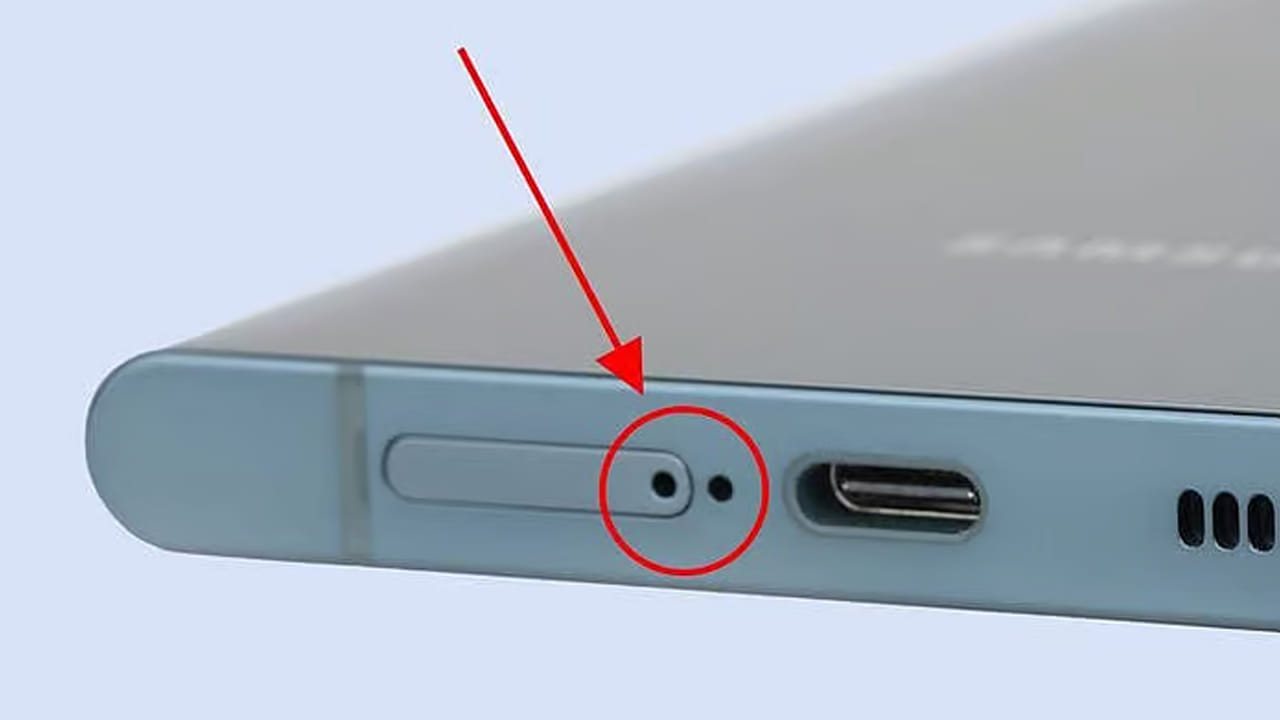  Smartphone: స్మార్ట్‌ ఫోన్‌ విషయంలో కొన్ని జాగ్రత్తలు తీసుకోవాలి. చాలా మంది వద్ద స్మార్ట్‌ ఫోన్‌ ఉంటుంది. ఫోన్‌ చుట్టూ కొన్ని చిన్నపాటి రంధ్రాలు ఉండటం మీరు చూసే ఉంటారు. కానీ అవి ఎందుకు ఉంటాయి..? వాటి వల్ల ఉపయోగాలు ఏంటో చాలా మందికి తెలియకపోవచ్చు. కొంత టెక్నికల్‌ అనుభవం ఉన్న వారికి మాత్రమే తెలుస్తుంది. కొన్ని రంధ్రాలు సూది కూడా దూరని విధంగా ఉంటాయి. అంత చిన్నవి ఎందుకు ఉంటాయి? అనేది తెలుసుకుందాం..