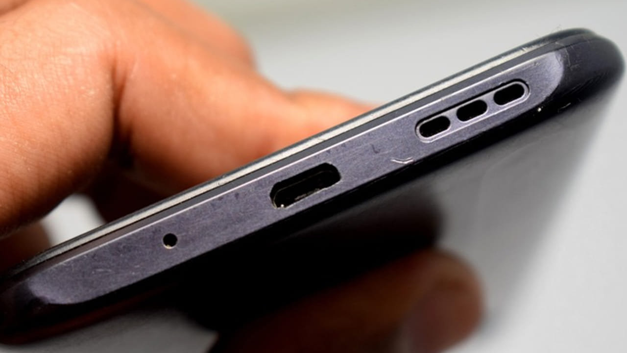  మనం ఉపయోగించే ప్రతి స్మార్ట్‌ఫోన్ కింద భాగంలో సూది మొన అంత పరిమాణంలో ఒక చిన్న రంధ్రం ఉండటాన్ని మీరు గమనించే ఉంటారు. చాలా మంది ఇది కేవలం మైక్రోఫోన్ అనుకుంటారు. మరికొందరు ఫోన్ రీసెట్ చేయడానికి ఇచ్చే బటన్ అని పొరబడుతుంటారు. కానీ దీని అసలు పేరు'నాయిస్ క్యాన్సలింగ్ మైక్రోఫోన్' (Noise-canceling microphone). దీని వల్ల కలిగే ఉపయోగాలు, మనం చేయకూడని పొరపాట్ల గురించి ఇప్పుడు తెలుసుకుందాం..