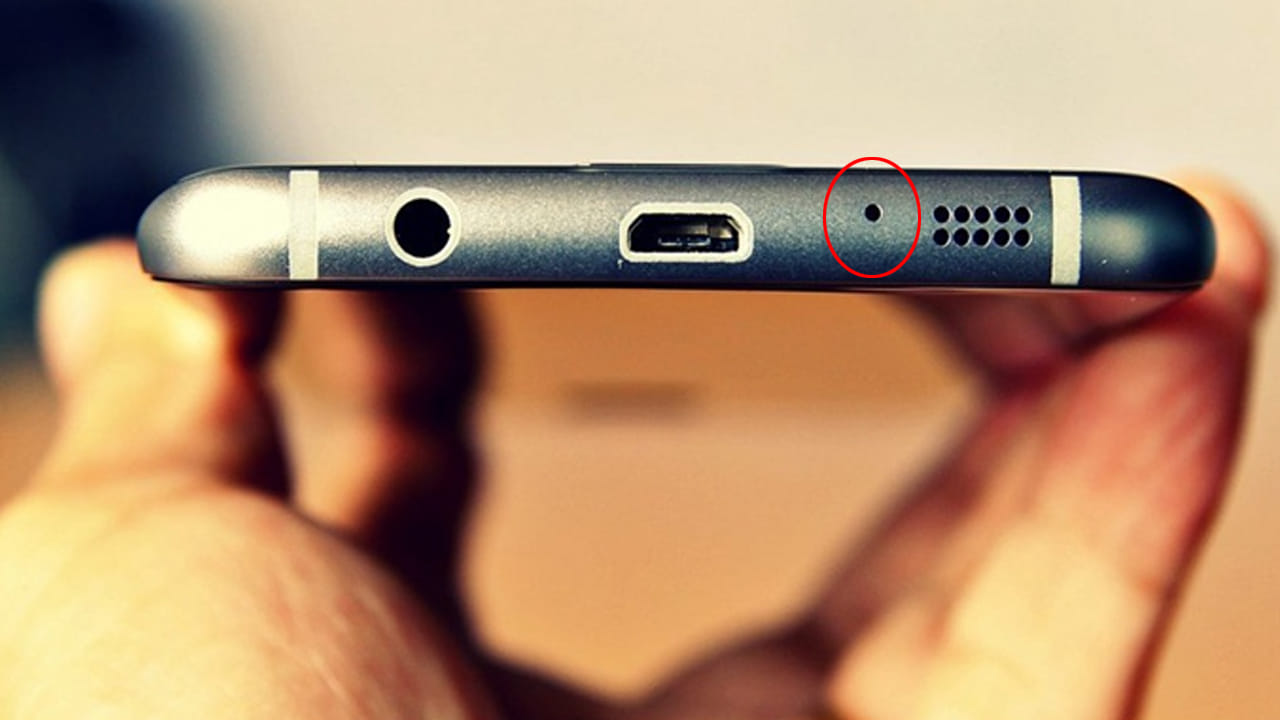  ఇది ఎలా పనిచేస్తుంది?: మనం ఫోన్‌లో మాట్లాడుతున్నప్పుడు మన నోటి దగ్గర ఉండే ప్రధాన మైక్రోఫోన్ మన వాయిస్‌ని రికార్డ్ చేస్తుంది. అదే సమయంలో ఈ చిన్న రంధ్రంలో ఉండే రెండో మైక్రోఫోన్ మన చుట్టూ ఉన్న అనవసరపు శబ్దాలను (ట్రాఫిక్ సౌండ్స్, గాలి హోరు, జనాల సందడి) గ్రహిస్తుంది. ఫోన్‌లోని టెక్నాలజీ ఈ రెండు శబ్దాలను పోల్చి చూసి, బ్యాక్‌గ్రౌండ్ నాయిస్‌ని వడకట్టేస్తుంది. దీనివల్ల అవతలి వ్యక్తికి మీ వాయిస్ చాలా స్పష్టంగా, ఎటువంటి ఆటంకం లేకుండా వినిపిస్తుంది.