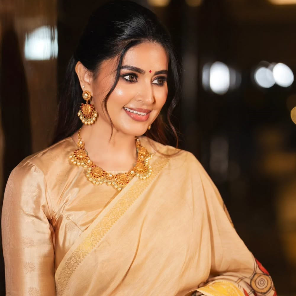 హీరోయిన్ స్నేహ.. తెలుగు సినీప్రియులకు ప్రత్యేకంగా పరిచయం అక్కర్లేదు. ఒకప్పుడు సౌత్ ఇండస్ట్రీలో టాప్ హీరోయిన్. తక్కువ సమయంలోనే తనదైన ముద్ర వేసింది. గ్లామర్ షోకు దూరంగా ఉంటూనే పద్దతిగా కనిపిస్తూ ఫ్యామిలీ అడియన్స్ హృదయాలు దొచుకుంది. 