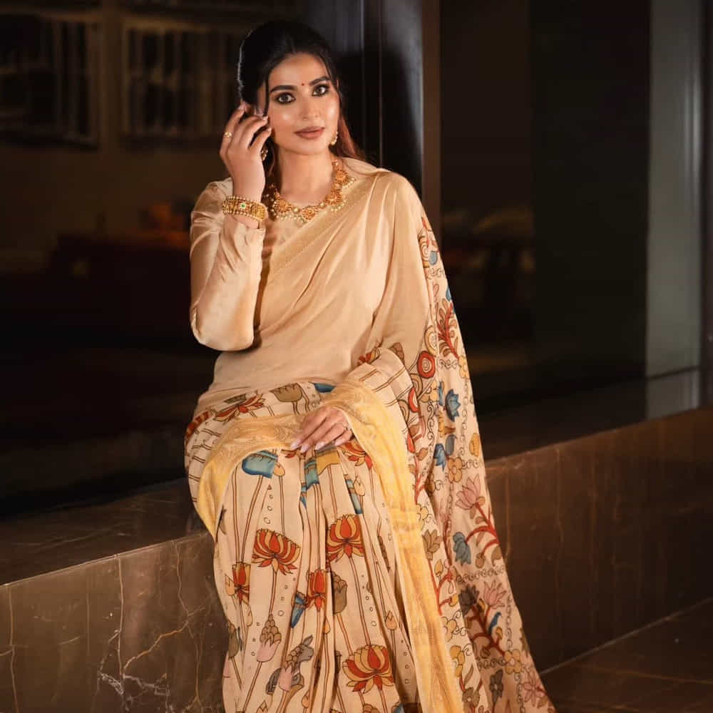 ఆ తర్వాత తరుణ్ హీరోగా వచ్చిన ప్రియమైన నీకు సినిమాతో తెలుగు తెరకు పరిచయమైంది. మొదటి సినిమాతోనే అందరి దృష్టిని ఆకర్షించిన స్నేహ.. ఆ తర్వాత ఏవండోయ్ శ్రీవారు, మహారథి, మధుమాసం, నీ సుఖమే నే కోరుకున్న, సంక్రాంతి, శ్రీరామదాసు వంటి చిత్రాల్లో నటించారు. 