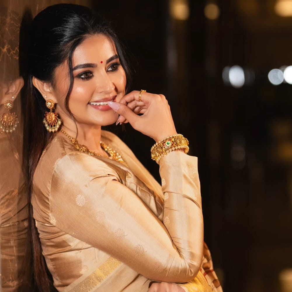 స్నేహ.. షార్జాలో క్రికెట్ మ్యాచ్ చూడటానికి వెళ్లిన ఓ మలయాళీ ప్రొడ్యూసర్ స్నేహను చూసి సినిమాల్లో నటిస్తావా అని అడిగారు. అందుకు తన తల్లిదండ్రులు సైతం గ్రీన్ సిగ్నల్ ఇవ్వడంతో.. 2000లో ఇంగానే ఓరు నీలపక్షి సినిమాతో కథానాయికగా తెరంగేట్రం చేసింది ఈ ముద్దుగుమ్మ. 