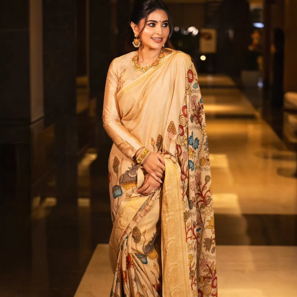 కెరీర్ మంచి ఫాంలో ఉండగానే తమిళ హీరో ప్రసన్నతో ప్రేమలో పడిన స్నేహ.. 2012లో రెండు కుటుంబాల సమక్షంలో పెళ్లి చేసుకున్నారు. వీరికి బాబు, పాప ఉన్నారు. పెళ్లి తర్వాత సినిమాలకు దూరంగా ఉన్న ఆమె.. ఆ తర్వాత రీఎంట్రీ ఇచ్చింది. స్టార్ హీరోల సినిమాల్లో కీలకపాత్రలు పోషించింది. 