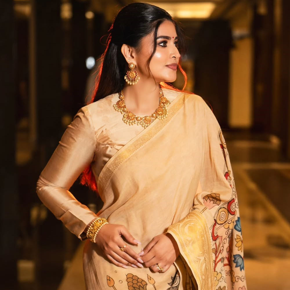  ఇప్పుడు మరోసారి సినిమాలకు దూరంగా ఉంటుంది. ఇందుకు గల కారణాలను ఓ ఇంటర్వ్యూలో వెల్లడించింది. నటిగా సినిమాలతో బిజీగా ఉన్న సమయంలోనే తనకు చిన్న ప్రమాదం జరిగిందని.. దీంతో కనీసం 8 నెలలు విశ్రాంతి తీసుకున్నట్లు తెలిపింది. ప్రస్తుతం తాను బిజినెస్ రంగంలో దృష్టి పెట్టినట్లు చెప్పుకొచ్చింది. 