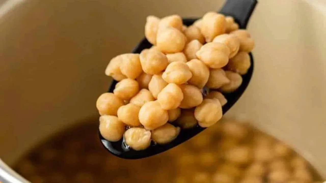 బరువు తగ్గాలనుకునే వారికి ఉత్తమ ఎంపిక:నానబెట్టిన శనగపప్పు తిన్న తర్వాత కడుపు నిండిన భావన ఎక్కువసేపు ఉంటుంది. దీనివల్ల అనవసరమైన ఆకలి వేయదు, ఫలితంగా అనారోగ్యకరమైన స్నాక్స్ తినడం తగ్గి బరువు తగ్గడానికి సహాయపడుతుంది.

