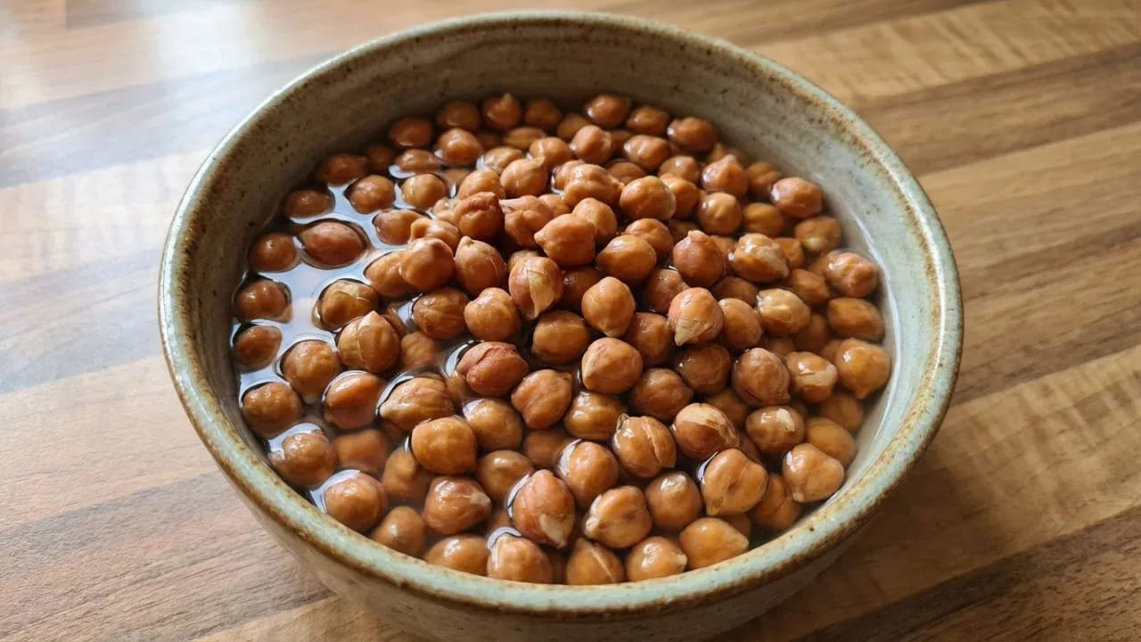 రక్తంలో చక్కెర, కొలెస్ట్రాల్ నియంత్రణ: చిక్‌పీస్‌లో గ్లైసెమిక్ ఇండెక్స్ చాలా తక్కువగా ఉంటుంది. దీని వల్ల రక్తంలో చక్కెర స్థాయిలు అకస్మాత్తుగా పెరగవు. అదే సమయంలో ఇవి శరీరంలోని చెడు కొలెస్ట్రాల్‌ను తగ్గించడంలో సహాయపడి, గుండె ఆరోగ్యాన్ని మెరుగుపరుస్తాయి.