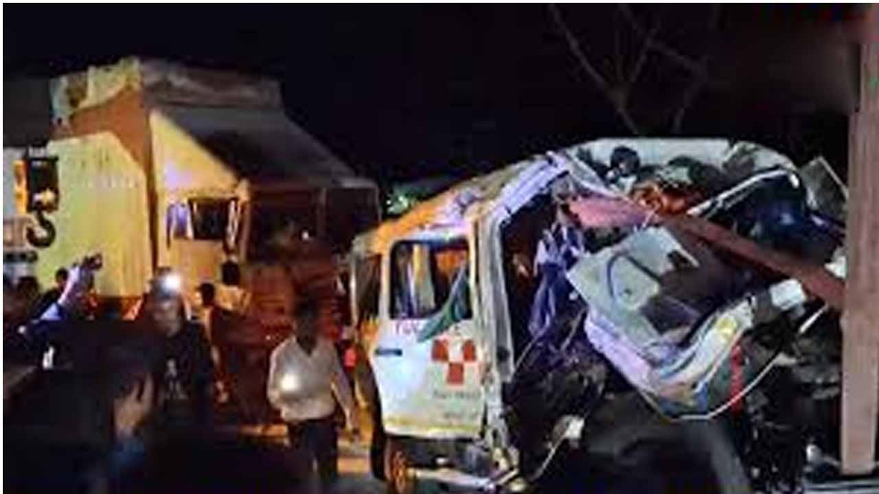 ఘోర ప్రమాదం.. అంబులెన్స్, ట్రక్కు ఢీ.. రోగితో సహా 6 మంది మృతి, ఇద్దరికి సీరియస్..!