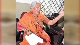 ఆస్తులు పంచుకున్నారు.. అమ్మను గెంటేశారు..!