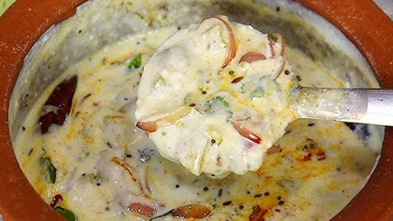 ముందుగా సొరకాయను తీసుకుని నీటిలో బాగా కడిగి చెక్కు తీసి ముక్కలుగా కట్ చేసుకుని ఒక గిన్నెలో పెట్టుకోవాలి. ఇక ఆ తర్వాత ఒక గిన్నెలో పెరుగును తీసుకుని, రెండు గ్లాస్ లు మంచి నీళ్లు పోసి మజ్జిగ కవ్వంతో తిప్పుకుని పక్కన పెట్టుకోవాలి.