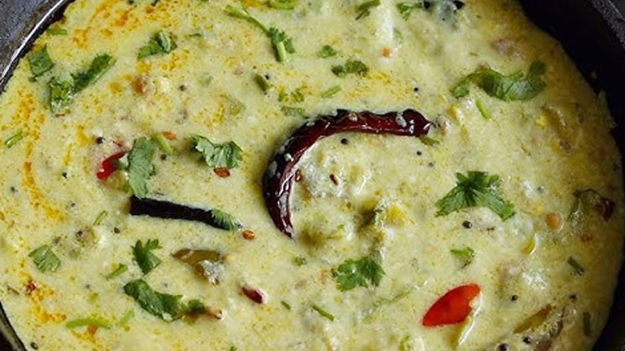 ఇప్పుడు మీ ఇంట్లో ఏది ఉంటే గ్యాస్ లేదా కట్టెల పొయ్యి ఉంటే దానిని వెలిగించి పెనం పెట్టి ఆయిల్ వేసి సొరకాయ ముక్కలు, అర టీ స్పూన్ పసుపు, సరిపడా ఉప్పు వేసి బాగా ఉడికించాలి. ఈ సొరకాయ ముక్కలు మెత్తగా అయిన తర్వాత ముందుగా రెడీ చేసుకున్న మజ్జిగను పోసి, మీడియం మంటపై ఉడికించాలి.