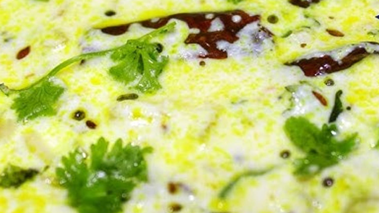 సమ్మర్లో ఈ సొరకాయ మజ్జిగ పులుసును తాగితే బాడీలో ఉన్న వేడి మొత్తాన్ని కొట్టేస్తుంది. మీకు ఇంకా రుచిగా కావాలంటే దీనిలో కొద్దిగా కొత్తిమీర వేసుకుంటే మంచిది. సొరకాయపెరుగు పచ్చడిని వేడి అన్నం అంటే సద్దన్నంలో తింటే ఇంకా టేస్టీగా ఉంటుంది.