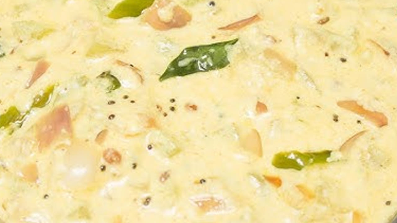 ఆ తర్వాత మళ్ళీ కొత్తగా పాన్ లేదా కంచుడు తీసుకుని ఒక టేబుల్ స్పూన్ ఆయిల్ వేసి, అర టేబుల్ స్పూన్ ఆవాలు, అర టేబుల్ స్పూన్ జీలకర్ర, నాలుగు కరివేపాకు ఆకులు , పచ్చిమిర్చి ముక్కలు, ఒక టీ స్పూన్ అల్లం పేస్ట్ వేసి మజ్జిగలో బాగా ఉడికించాలి.