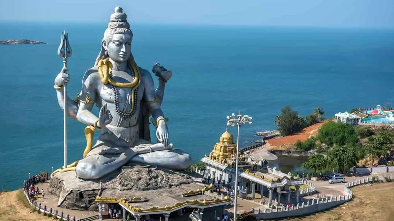 గోకర్ణ: కర్ణాటకలోని ఉత్తర కన్నడ జిల్లాలో ఉన్న గోకర్ణ, ఆధ్యాత్మికత, ప్రకృతి అందాలు కలిసిన అరుదైన గమ్యస్థానం. ప్రశాంతమైన బీచ్‌లతో ప్రసిద్ధి చెందిన ఈ ప్రదేశం, విశ్రాంతి కోరుకునే వారికి ఎంతో అనుకూలం. ఒకవైపు పురాతన ఆలయాలు, మరోవైపు అలలతో అలరించే అరేబియా సముద్ర తీరాలు.. ఇవి గోకర్ణకు ప్రత్యేక శోభను తీసుకువస్తాయి. మహాబలేశ్వర ఆలయం, ఓం బీచ్, కుడ్లే బీచ్ వంటి ప్రదేశాలు తప్పక చూడాల్సినవే.
