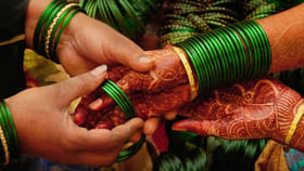 గాజులు వేసుకునేటప్పుడు ఈ తప్పులు చేశారో దరిద్రం మీ వెంటే..