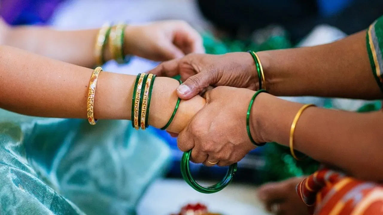 లక్ష్మీదేవి - శుక్రుని ప్రతిరూపం: జ్యోతిష్య శాస్త్రం ప్రకారం గాజులు సంపదకు అధిదేవత అయిన లక్ష్మీదేవికి, విలాసాలకు కారకుడైన శుక్ర గ్రహానికి సంబంధం కలిగి ఉంటాయి. అందుకే వీటిని ధరించేటప్పుడు కొన్ని నియమాలు పాటించడం వల్ల ఇంట్లో సుఖశాంతులు వెల్లివిరుస్తాయి.
