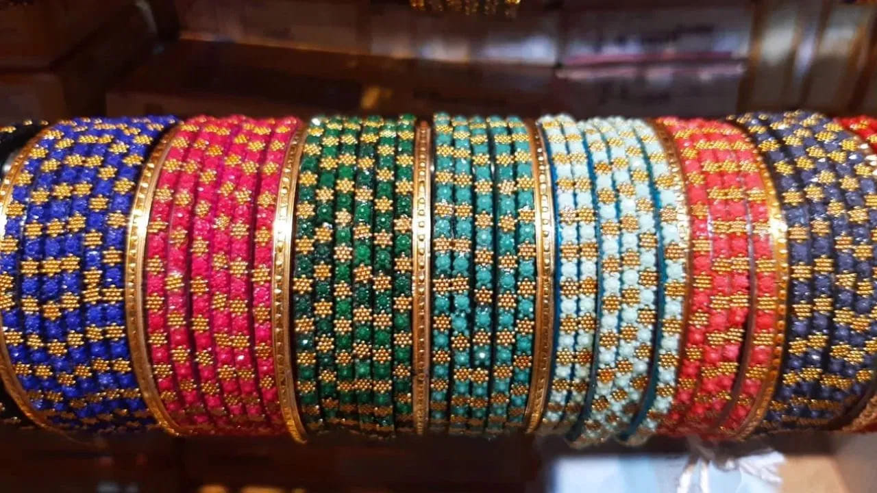 బహుమతిగా వస్తే గౌరవించండి: ఎవరైనా మనకు ప్రేమతో గాజులను బహుమతిగా ఇస్తే వాటిని ఒక వస్తువులా కాకుండా వారి ఆశీర్వాదంగా భావించాలి. వాటిని ఇతరులకు ఇవ్వడం లేదా పారేయడం చేయకూడదు. కనీసం ఒక్కసారైనా ఆ గాజులను ధరించి వారి ఆప్యాయతను గౌరవించాలి.